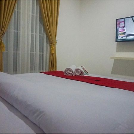 Reddoorz Near Araya Family Club House Hotell Malang Exteriör bild