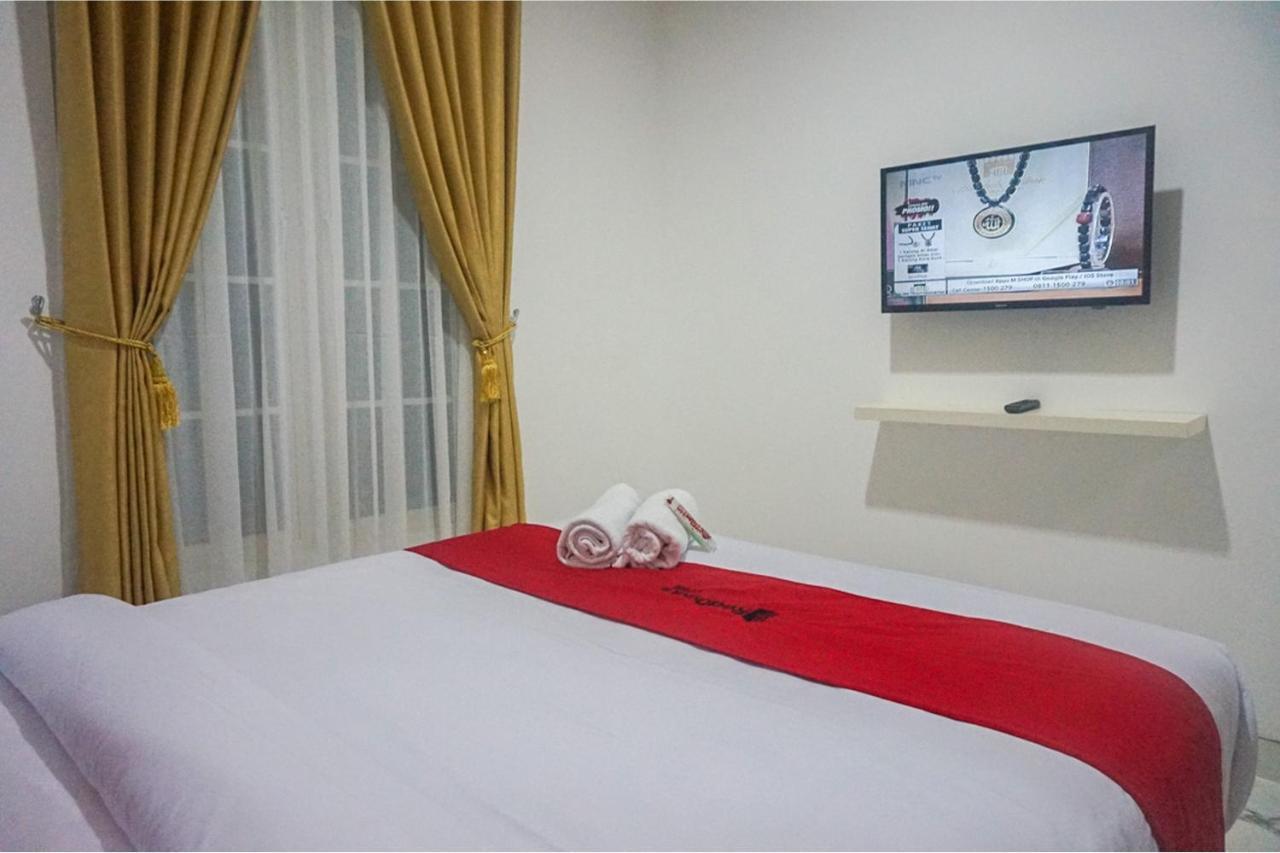 Reddoorz Near Araya Family Club House Hotell Malang Exteriör bild