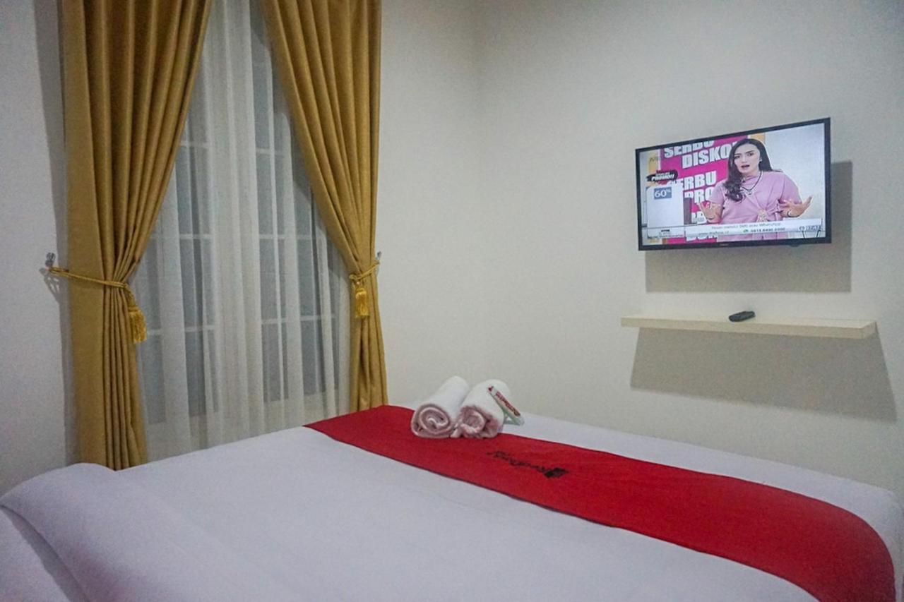 Reddoorz Near Araya Family Club House Hotell Malang Exteriör bild