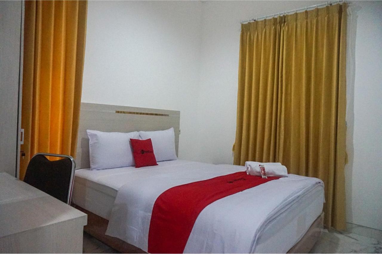 Reddoorz Near Araya Family Club House Hotell Malang Exteriör bild