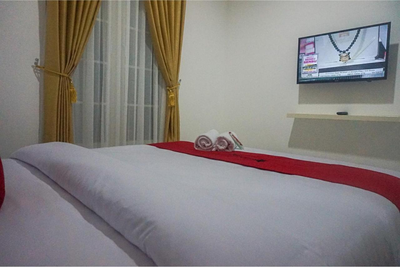 Reddoorz Near Araya Family Club House Hotell Malang Exteriör bild