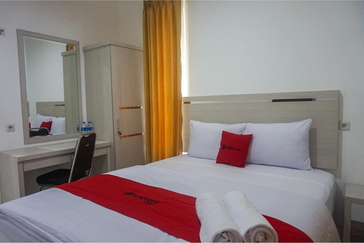 Reddoorz Near Araya Family Club House Hotell Malang Exteriör bild