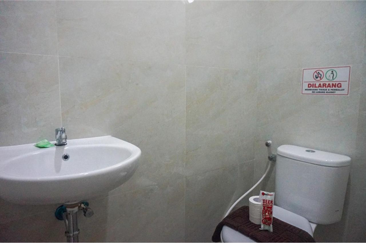 Reddoorz Near Araya Family Club House Hotell Malang Exteriör bild