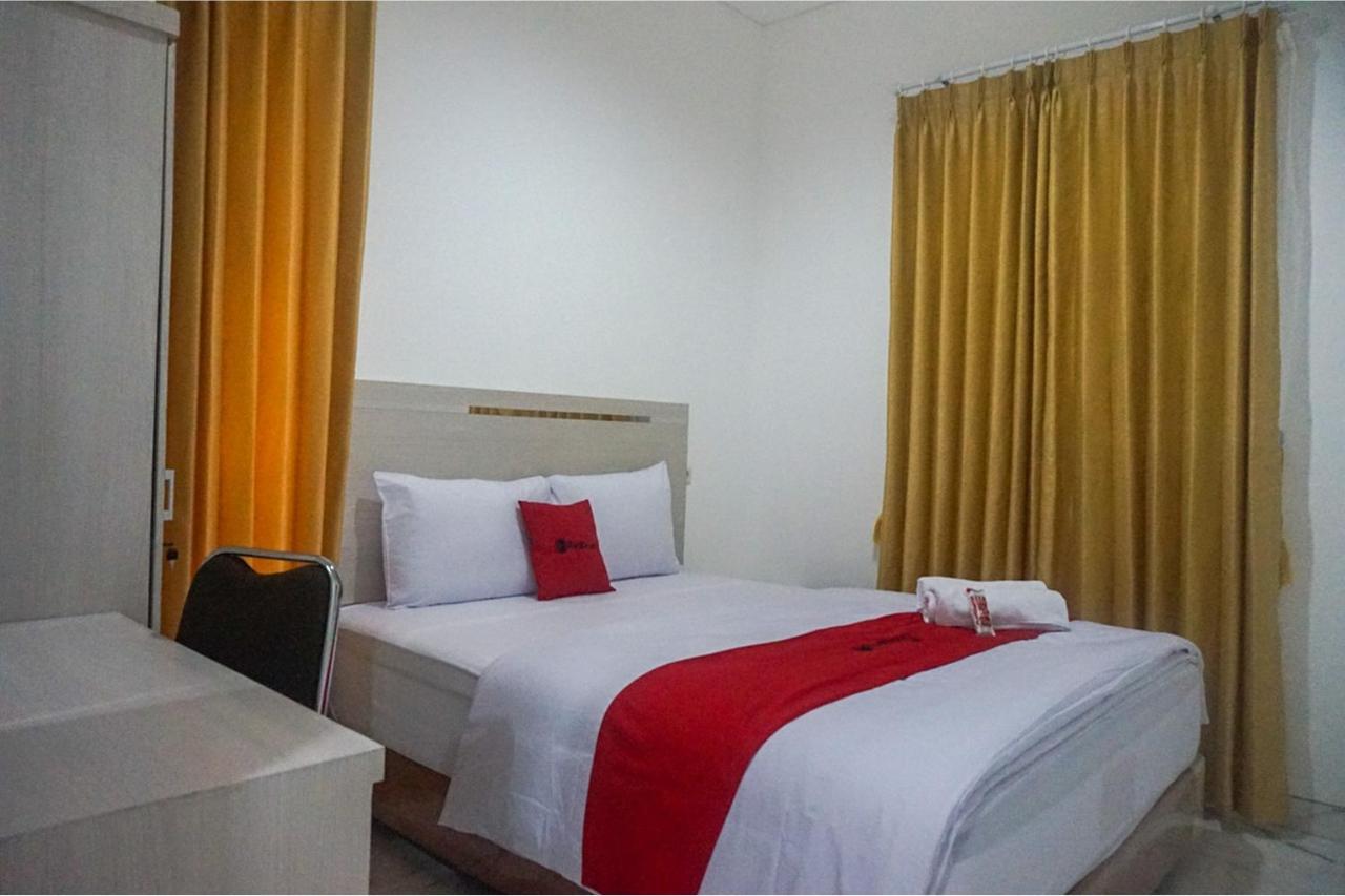 Reddoorz Near Araya Family Club House Hotell Malang Exteriör bild